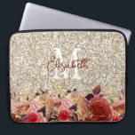 Glam Monogram Rose Gold Blume Light Gold Glitzer Laptopschutzhülle<br><div class="desc">Der Laptop-Ärmel bietet eine gläserne Monogramm-Konstruktion mit eleganten Rose-Gold und pfirsichfarbenen Blume auf einem Imitat Champagner-Glitzer Hintergrund. Personalisieren Sie Ihre Monogramm und Ihren Namen.</div>