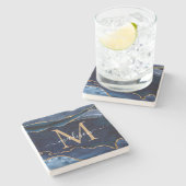 Glam Navy Blue Gold Agate Geode Glitzer Monogram Steinuntersetzer (Seitenansicht)