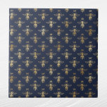 Glam Navy Blue Gold Bees Crown Fliese<br><div class="desc">Navy Blauer Kachel mit goldenen Bienen und Krone. Hex-Code für marineblau ist #202A44.</div>