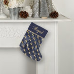 Glam Navy Blue Gold Rentier Muster Personalisiert Kleiner Weihnachtsstrumpf<br><div class="desc">Der Weihnachtsweihnachtssaal mit seinen goldblauen Silhouetten, die auf dem Hintergrund der Imitate aus Marineblau überspringen, wird Ihren Aufenthalt in diesem Strumpf zu einer eleganten Ergänzung machen. Personalisieren Sie es mit einem Namen oder einem anderen Text in goldfarbener Kalligrafie auf einem massiven marineblauen blauen Block mit goldfarbenem Rand. Das Design erscheint...</div>