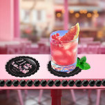 Glam Pink Black Fashion 21. Geburtstag Party Untersetzer<br><div class="desc">Glamouröses französisches Couture-inspiriert,  rosa und schwarz "21" 21. Geburtstag Design mit einem Hutkasten Kuchen,  rosa Stilettos und einem Schminkbeutel zwischen verschiedenen ungeöffneten Geburtstagsgeschenke und üppigen Kuchen. Ideal zum Feiern von Geburtstagsfeiern. Das Alter wird in einem uneditierbaren Imitat rosa Glitzer Schriftart erstellt.</div>