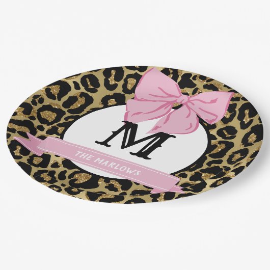 Glam Pink Bow Leopard Print Family Name Monogram Pappteller (Schrägansicht)