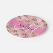 Glam Pink & Gold Glitzer Glitzern Kronen Monogramm Pappteller (Schrägansicht)
