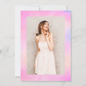 Glam rosa Regenbogen holografischer Drehbuchschick Einladung (Rückseite)