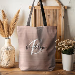 Glam Rose Gold Brushed Metal Schwarz-weiß Monogram Tasche<br><div class="desc">Diese elegante personalisierte Tasche verfügt über ein Monogramm und Vornamen in modernem Schwarz-Weiß-Drehbuch auf einer verglasten Rose gold gebürsteten Metall Hintergrund.</div>