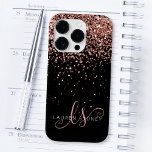 Glam Rose Gold Glitzer Elegantes Monogramm Case-Mate iPhone 14 Pro Hülle<br><div class="desc">Glam Rose Gold Glitzer Elegant Monogram iPhone Case. Dieses schicke Gehäuse mit elegantem,  vergoldeten Glitzer in der Rose auf schwarzem Hintergrund ist einfach zu personalisieren. Das Design enthält Ihr handgeschriebenes Skriptmonogramm mit hübschen Wirbel und Namen.</div>