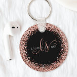 Glam Rose Gold Glitzer Elegantes Monogramm Schlüsselanhänger<br><div class="desc">Glam Rose Gold Glitzer Eleganter Monogram Schlüsselanhänger,  Einfach personalisieren dieses schicke Design Schlüsselanhänger mit eleganten Rose Gold glitzernden Glitzer auf einem schwarzen Hintergrund. Das Design enthält Ihr handgeschriebenes Skriptmonogramm mit hübschen Wirbel und Ihrem Namen.</div>