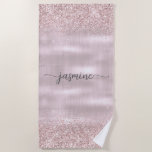 Glam Rose Gold Glitzer Monogram Name Girl Script Strandtuch<br><div class="desc">Girly Glam Blush Rose Gold Glitzer Metallic Monogram Name Signature Script Custom Personalisiert Summer Beach Handtuch. Dieses Design mit Ihrem Vornamen in einem hübschen handgeschriebenen Stil Swash Schwanz Schriftart Signatur Typografie (oder Kalligrafie) auf rot rosa Rosa Imitate metallische Folie mit Glam funkel Glitzer Rand. Diese sind einfach zu anpassen. Große...</div>