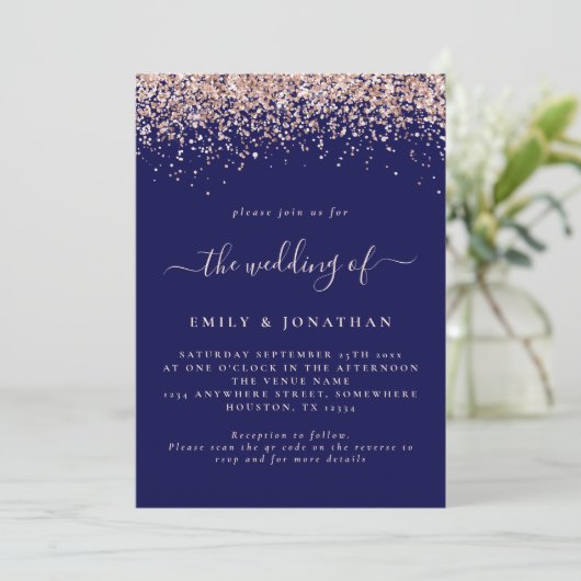 Glam Rose Gold Glitzer QR Code Navy Blush Wedding Einladung (Stehend Vorderseite)