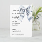 Glam Silver Bow Floral Geburtstag Einladung (Stehend Vorderseite)