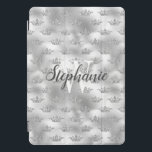 Glam Silver Foil Glitzer Crown Pattern Monogram iPad Pro Cover<br><div class="desc">Fügen Sie eine Touch Glamour mit diesem schicken Design,  mit einem Imitat Glitzer Kronmuster auf einem Imitat silberne Folie Hintergrund. Personalisieren Sie es mit Ihrem ersten Schriftart in weißen Serifen und Ihrem Namen in modernen kohlegrauen Kalligraphieskripten.</div>