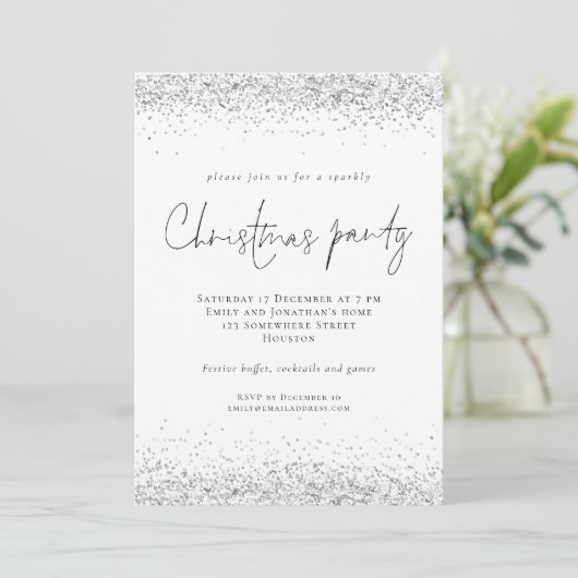 Glam Silver Glitzer Script Weihnachts-Party Einladung (Stehend Vorderseite)