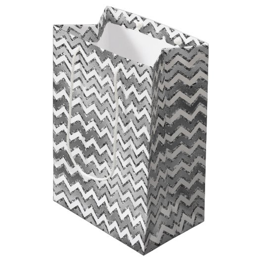 Glam Silver White Zigzag Streifen Mittlere Geschenktüte (Vorderseite Schrägansicht)