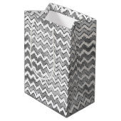 Glam Silver White Zigzag Streifen Mittlere Geschenktüte (Rückseite Schrägansicht)
