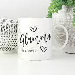Glamma-Jahr Kaffeetasse<br><div class="desc">Mit diesem einfachen Design,  das "Glamma" in handgezeichneten Schriftzeichen mit Herz-Akzent enthält,  kreieren Sie einen süßen Sake für Oma. Personalisieren Sie mit dem Jahr,  in dem sie eine Großmutter für einen niedlichen Muttertag oder eine Schwangerschaftsankündigung geworden ist.</div>