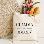 Glamma römisches Jahr Tragetasche<br><div class="desc">Diese minimalistische Totentasche,  die eine schicke Oma feiert,  zeichnet sich durch eine minimalistische Tasche aus,  die "Glamma" oder Ihre Wahl von Oma-Spitznamen in schwarzen Serifenschrift auszeichnet. Mit dem Jahr,  in dem sie zu einer Großmutter wurde,  in eleganten römischen Ziffern für eine schicke Touch.</div>