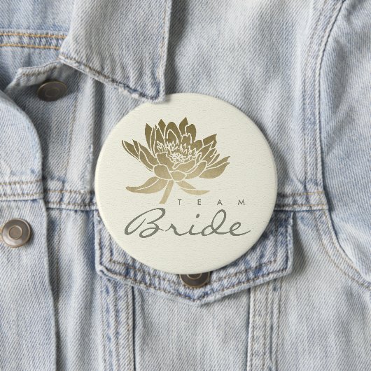 GLAMOROUS PALE GOLD WHITE LOTUS FLORAL TEAM BRIDE BUTTON (Beispiel)