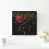 Glamorous Red Lips and Gold Confetti Quadratische Wanduhr (Zuhause)