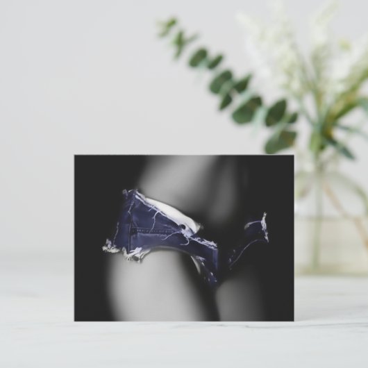 Glamour Girl posiert in Jeans Shorts, perfekt Körp Postkarte (Stehend Vorderseite)