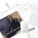 Glamour Gold Glitzer Tropfen Dark Ink Script Name Mousepad<br><div class="desc">Ein elegantes und glamouröses Mauspad. Das Design ist mit einem dunkelmoody Texturhintergrund mit Akzenten aus Gold ausgestattet. Eine Imitate Glitzer Tropfen Grafik wird oben auf dem Mauspad hinzugefügt,  die mit Ihrem Namen in einem stilvollen Skript angepasst ist.</div>