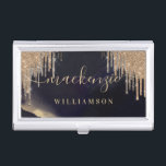 Glamour Gold Glitzer Tropfen Navy Gold Script Name Visitenkarten Dose<br><div class="desc">Eine elegante und glamouröse personalisierte Name Visitenkarte Gehäuse. Das Design ist mit einem dunkelmoody Texturhintergrund mit Akzenten aus Gold ausgestattet. Eine Imitate Glitzer Tropfen Grafik wird oben hinzugefügt. Passen Sie Ihren Vornamen in einem stilvollen Skript und Nachnamen an.</div>