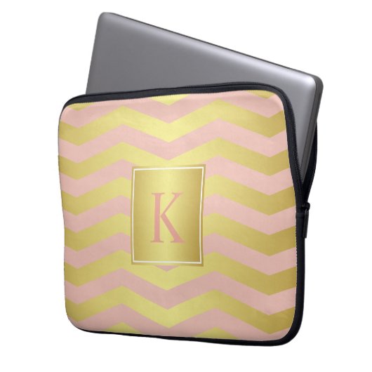 Glamour Pink und Gold Chevronen mit Monogramm Laptopschutzhülle (Vorderseite Links)