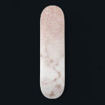 Glamour Rose Gold Weißer Glitzer Marmor Gradient Skateboard<br><div class="desc">Dieses elegante und geistliche Design ist perfekt für die trendige und stilvolle Mode. Auf einem Hintergrund aus rosa und weißem Marmor, der mit Imitaten auf der Rose funkelnd Glitzer ombre gedruckt wurde, befindet sich eine Rose mit goldfarbenem und weißem Marmorboden. Es ist glamourös, schick, luxuriös, modern und elegant. ***WICHTIGE ANMERKUNG:...</div>
