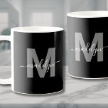 Glamour Schwarz-weiß Name Monogram Kaffeetasse<br><div class="desc">Personalisierte moderne Schwarz-Weiß-Anfangsbuchstaben Monogram Kaffee-Tasse. Diese elegante Monogramm-Tasse verbindet einen modernen minimalistischen Stil mit einem schlichten und dennoch stilvollen Look, der sich perfekt für jeden Kaffee- oder Teeliebhaber eignet. Diese Tasse mit einem fett grauen Initial auf schwarzem Hintergrund und einem weißen Skriptnamen zeigt das Monogramm auf beiden Seiten, was ihm...</div>
