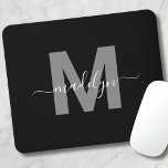 Glamour Schwarz-weiß Name Monogram Mousepad<br><div class="desc">Personalisiertes elegantes Modern Black and White Script Initial Monogram Mouse Pad. Fügen Sie dem Arbeitsbereich mit diesem schicken Mauspad eine Touch von Raffinesse hinzu. Es zeichnet sich durch einen schlichten, grauen Einstieg aus, der auf einem knusprigen schwarzen Hintergrund zentriert ist und durch ein sauberes und modernes Design ergänzt wird. Dieses...</div>