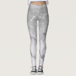 Glamour Silver Glitzer White Marble Ombre Leggings<br><div class="desc">Dieses elegante und glamouröse Design ist perfekt für die trendige und stilvolle Frau. Es zeigt ein Imitat, das funkelnd silberne Glitzer-Sequenz und weiß mit schwarzem Marmorstein Muster ombre Farbverlauf gedruckt. Es ist modern, mädchenhaft, hübsch und cool. ***WICHTIGE HINWEIS FÜR DESIGN: Für individuelle Designanfragen, wie z.B. passende Produktanfragen, Farbänderungen, Platzierungsänderungen oder...</div>