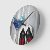 Glamourmartini-Cocktail-Party-Mädchen stilletos Runde Wanduhr (Winkel)