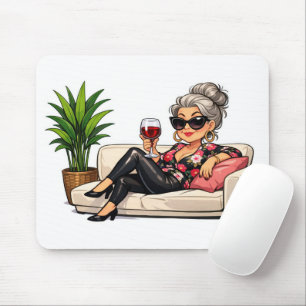 Glamouröse alte Dame mit Wein Mousepad