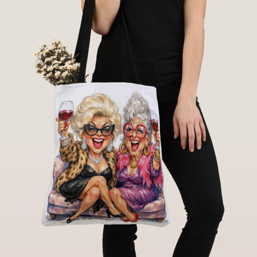 Glamouröse alte Damen mit Rotwein Tasche (Von Nahem)