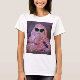 Glamouröse faule Katze in Sonnenbrille mit funk T-Shirt