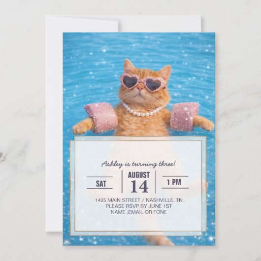 Glamouröse Poolkatze schwebt stilvoll Einladung (Vorderseite)