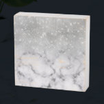 Glamouröser Silberner Glitzer Weißer Marmor Holzkisten Schild<br><div class="desc">Dieses elegante und glamouröse Design ist perfekt für die trendige und stilvolle Frau. Es zeigt ein Imitat, das funkelnd silberne Glitzer-Sequenz und weiß mit schwarzem Marmorstein Muster ombre Farbverlauf gedruckt. Es ist modern, mädchenhaft, hübsch und cool. ***WICHTIGE HINWEIS FÜR DESIGN: Für individuelle Designanfragen, wie z.B. passende Produktanfragen, Farbänderungen, Platzierungsänderungen oder...</div>