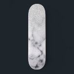 Glamouröser Silberweißer Glitzer Marmor Gradient Skateboard<br><div class="desc">Dieses elegante und mädchenhafte Design ist perfekt für die trendige und stilvolle Mode. Auf einem schwarz-weißen Marmorsteinhintergrund steht ein Imitat, das auf einem silberfarbenen, funkelnd Glitzer-Ober-Farbverlauf gedruckt ist. Es ist glamourös, elegant, luxuriös, modern und elegant. ***WICHTIGE HINWEIS FÜR DESIGN: Für individuelle Designanfragen, wie z.B. passende Produktanfragen, Farbänderungen, Platzierungsänderungen oder andere...</div>