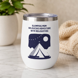 Glamping-Mutter im Gleichgewicht zwischen Abenteue