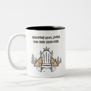 Glamping-Mutter lebt ihr bestes Outdoor-Abenteuer Zweifarbige Tasse