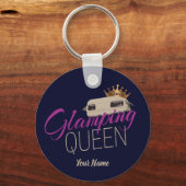 Glamping Queen Camping mit Vintagen Wohnwagen Schlüsselanhänger (Vorderseite)