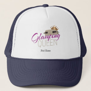 Glamping Queen Camping mit Vintagen Wohnwagen Truckerkappe