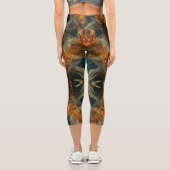 Glänzende braune Federn Capri Leggings (Rückseite)