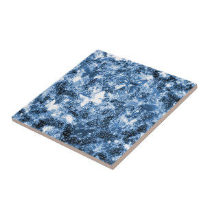 glänzende, farbenfrohe Schmetterlinge, die auf Po Fliese