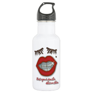 Glänzende Klammern, rote Lippen, Mole und starke Edelstahlflasche