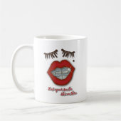 Glänzende Klammern, rote Lippen, Mole und starke Kaffeetasse (Links)