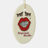 Glänzende Klammern, rote Lippen, Mole und starke Keramikornament (Rechts)