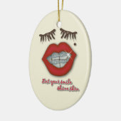 Glänzende Klammern, rote Lippen, Mole und starke Keramikornament (Links)