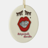 Glänzende Klammern, rote Lippen, Mole und starke Keramikornament (Rechts)