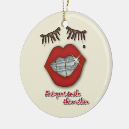 Glänzende Klammern, rote Lippen, Mole und starke Keramikornament (Links)