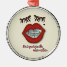 Glänzende Klammern, rote Lippen, Mole und starke